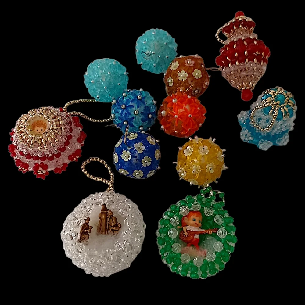 12 Vtg Acrylic Beaded Christmas Ornaments‎ Diorama With Figures Kitschy Pushpin